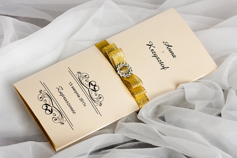 Ekskluzywne zaproszenie ślubne z opaską ze złotej lub srebrnej wstążki w ozdobnej formie wykonane na metalicznym papierze