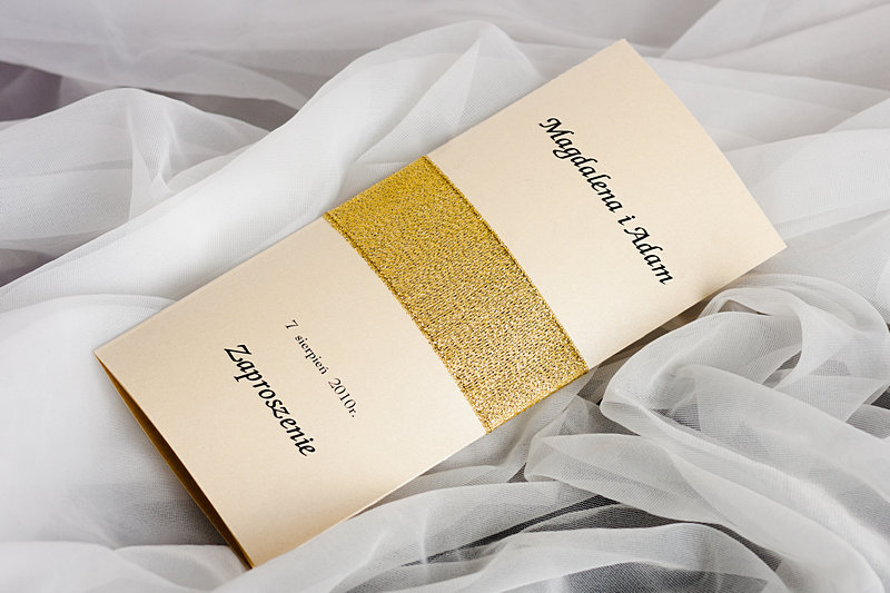 Ekskluzywne zaproszenie ślubne z opaską ze złotej lub srebrnej wstążki wykonane na metalicznym papierze