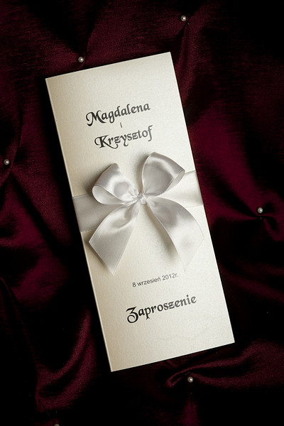 Eleganckie zaproszenia ślubne na metalicznym papierze ze wstążką