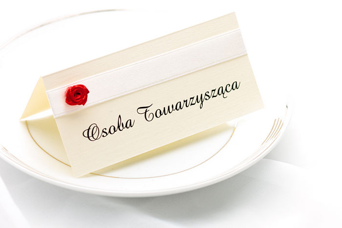 Winietka na stół weselny gości z czerwoną różą