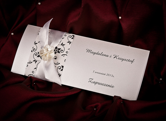 Eleganckie zaproszenie ślubne z opaską i wstążką