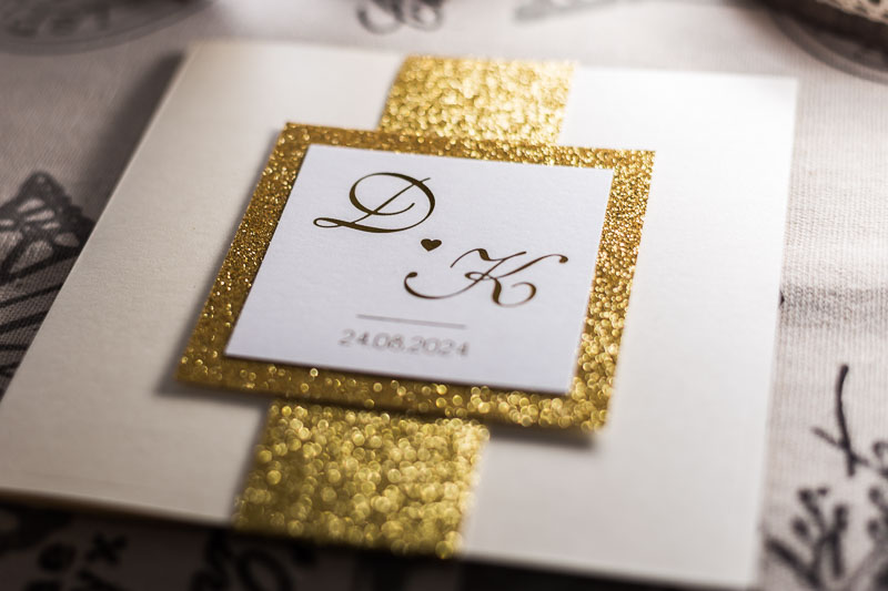 Zaproszenia ślubne w stylu glamour złote z brokatem