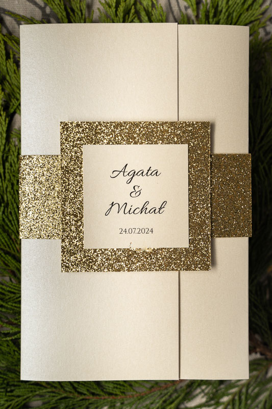 Zaproszenia ślubne envelope - kremowe perłowe ze złotą brokatową opaską