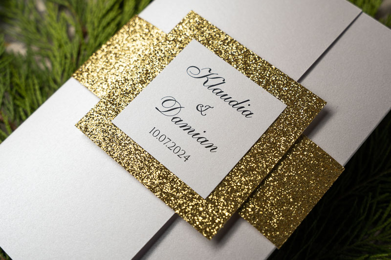 Zaproszenia na ślub envelope białe z opaską z brokatowego złota