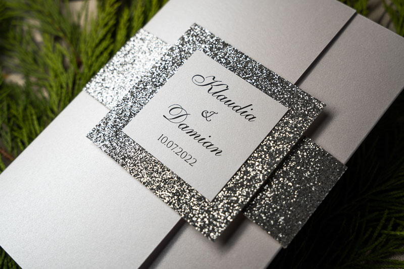 Zaproszenia na ślub envelope białe z opaską z brokatowego srebra