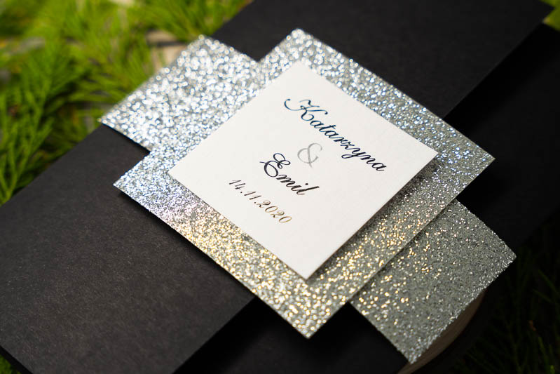 Zaproszenia na ślub envelope cvzarne z opaską srebrny brokat