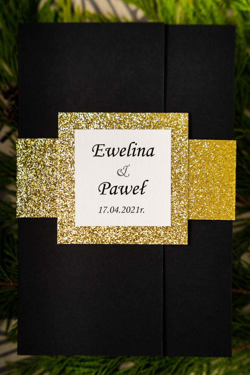 Zaproszenia ślubne kopertowe - czarny papier ze złotą brokatową opaską