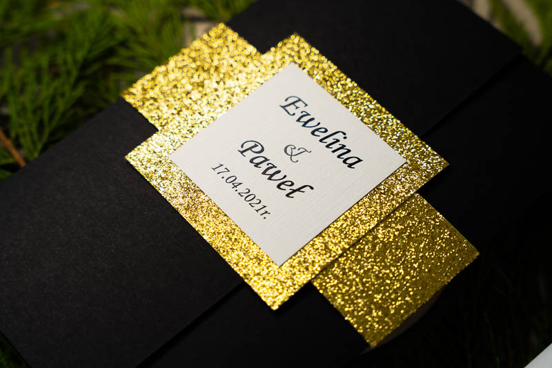 Czarne zaproszenia ślubne envelope ze złotą brokatową opaską 