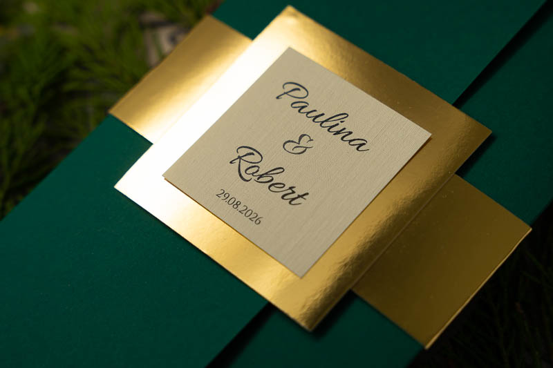 Zaproszenia ślubne zielone jak koperta z opaską złote lustro