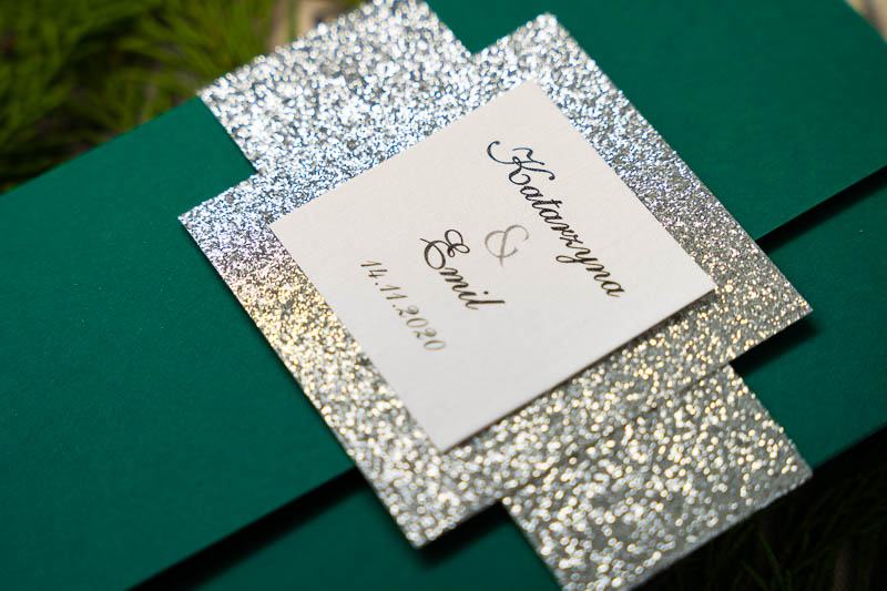 Zaproszenia na ślub envelope zielone z opaską srebrny brokat