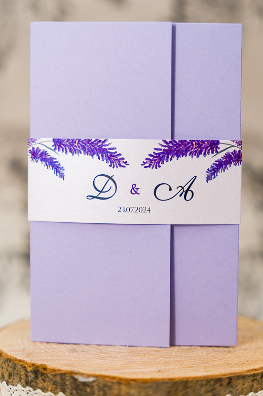 Zaproszenia ślubne kopertowe - jasne fioletowe z opaską z lawendą