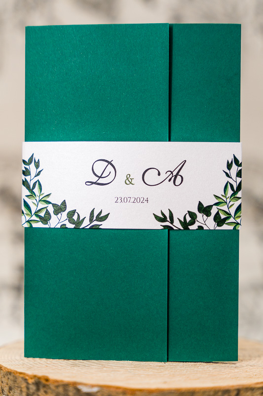 Zaproszenia ślubne kopertowe - ciemne zielone z opaską z listkami