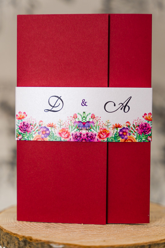 Zaproszenia ślubne kopertowe - bordowe z opaską i nadrukiem polnych kwiatów