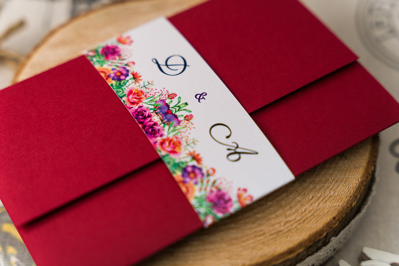Zaproszenia ślubne kopertowe - bordowy papier z opaską z polnymi kwiatami