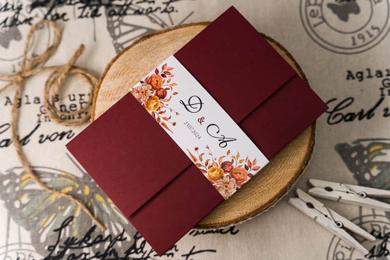 Zaproszenia ślubne kopertowe - ciemny bordowy papier z opaską z jesiennymi kwiatami