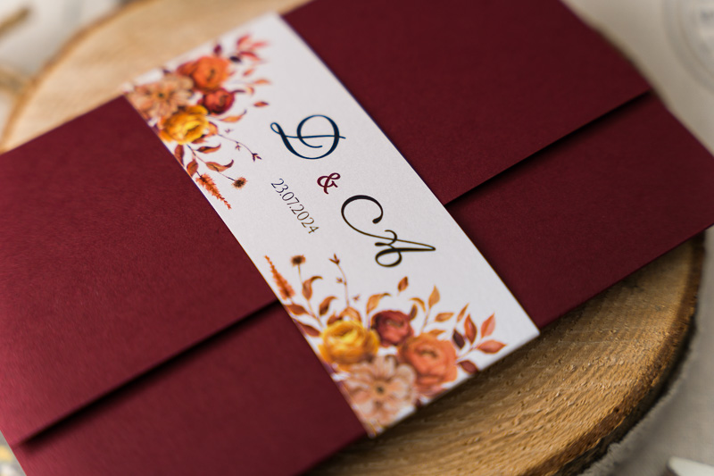 Zaproszenia ślubne kopertowe - ciemny bordowy papier z opaską jesienne kwiaty