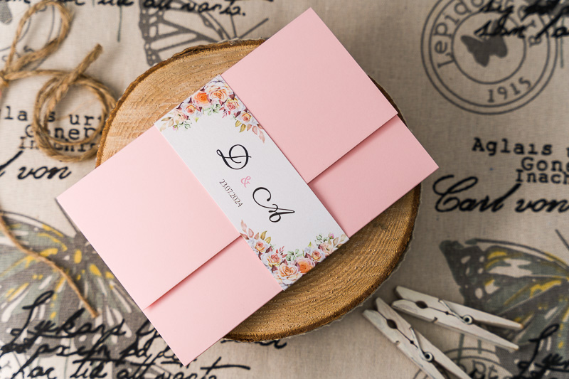 Zaproszenia ślubne jak koperta - różowy papier z opaską z różami