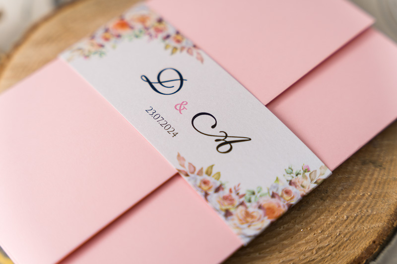 Zaproszenia ślubne jak folder- różowy papier z opaską z różami