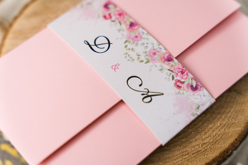 Zaproszenia ślubne jak folder- różowy papier z nadrukowaną opaską i różami