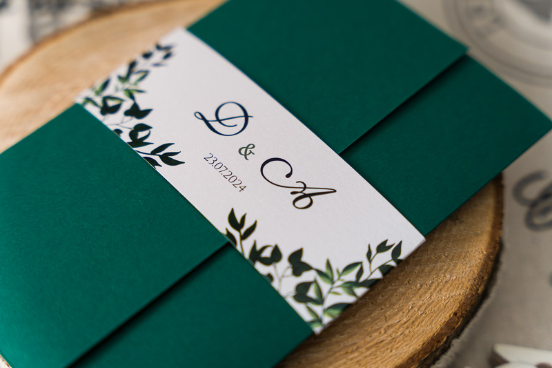 Zaproszenia ślubne składane jak koperta - ciemne zielone z opaską i nadrukiem liści