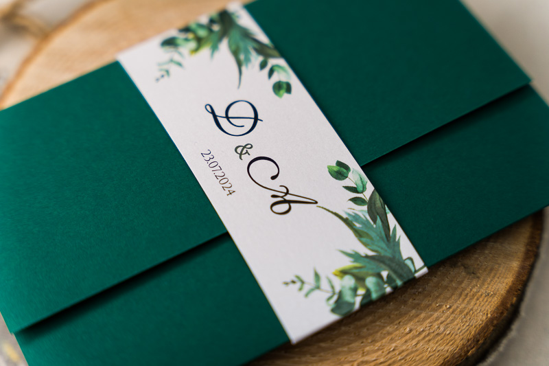 Zaproszenia ślubne składane jak koperta - ciemne zielone z opaską zielone liście