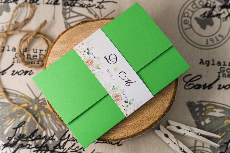 Zaproszenia ślubne jak koperta - zielony papier z opaską z białymi różami