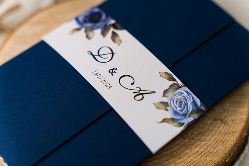 Zaproszenia ślubne kopertowe - granatowe z opaską i nadrukiem niebieskich róż