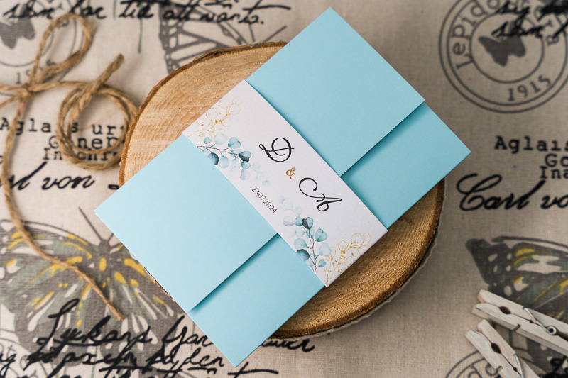 Zaproszenia ślubne jak koperta - jasny niebieski papier z opaską z niebieskimi liściami