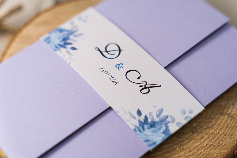 Zaproszenia ślubne kopertowe - jasne fioletowe z opaską i nadrukiem niebieskich róż