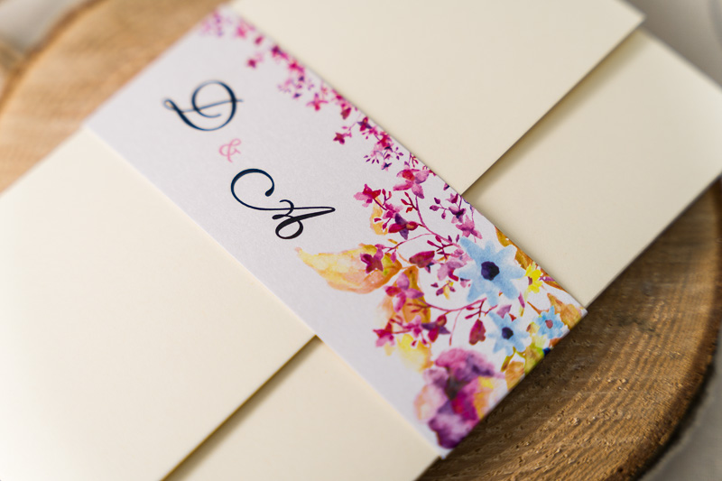 Zaproszenia ślubne kopertowe - kremowy papier i opaska z kwiatami