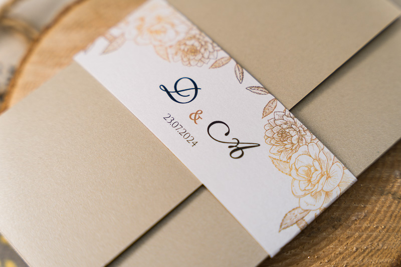 Zaproszenia ślubne kopertowe - piaskowy papier i opaska ze złotymi kwiatami