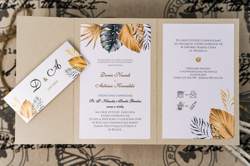 Zaproszenia ślubne kopertowe - piaskowy papier z nadrukiem złotych liści
