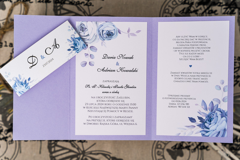 Zaproszenia ślubne kopertowe - jasne fioletowe wnętrze z niebieskimi różami i fioletowymi listkami