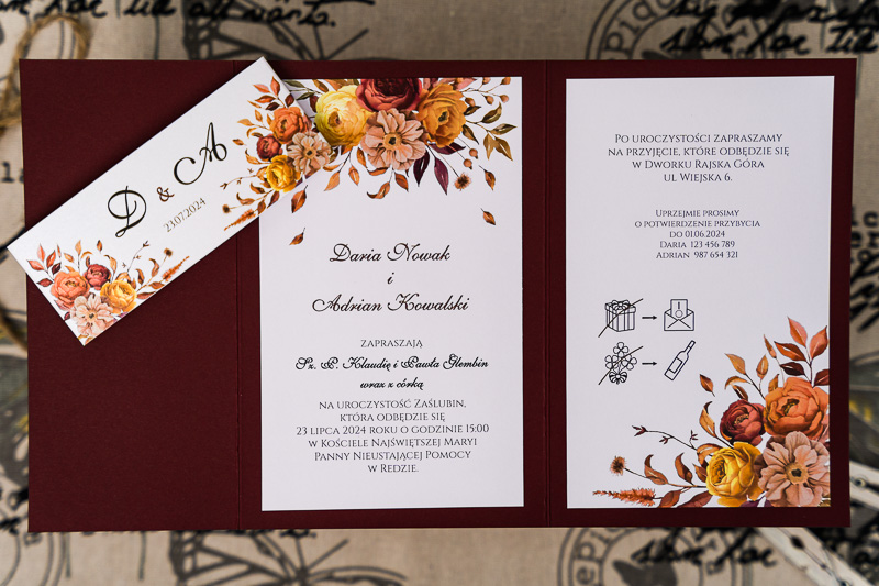 Zaproszenia ślubne kopertowe - ciemny bordowy papier, wnętrze z jesiennych kwiatów