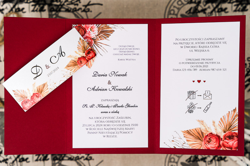 Zaproszenia ślubne kopertowe - bordowy papier, wnętrze z peoniami