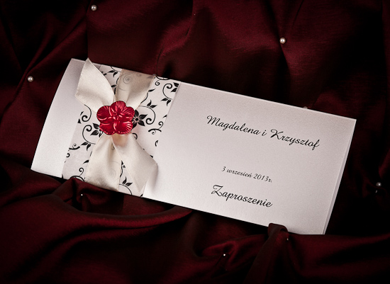 Eleganckie zaproszenie ślubne z opaską i wstążką i kwiatkiem